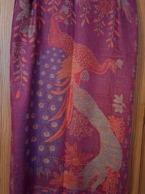 Poshmina Vibrant Peacock Jacquard Scarf in Plum and Coral
